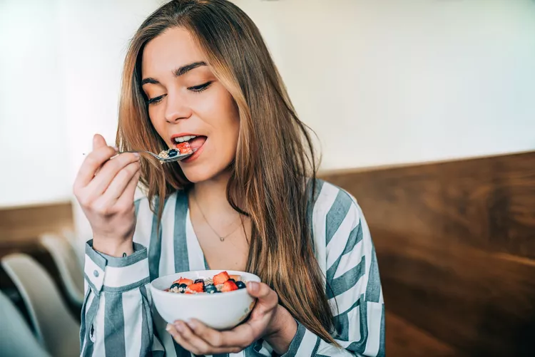 eating-berries-oats-GettyImages-968935098-2000-17acc2971bda4402815669d5d1c96258